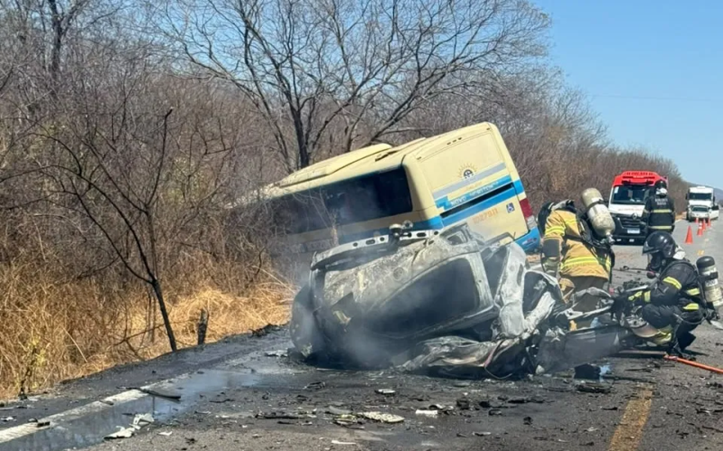 Motorista morre carbonizado após carro bater em ônibus e pegar fogo na BR-430, em Bom Jesus da Lapa