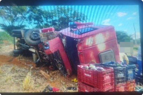 Caminhão carregado de mangas capota às margens da BA-263 e motorista fica ferido em Urandi