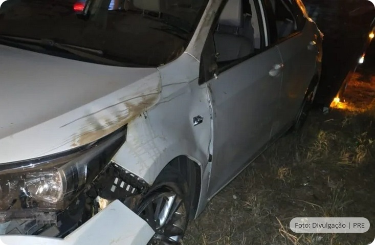 Carro sai da pista e tomba em trecho da BR-030, em Brumado