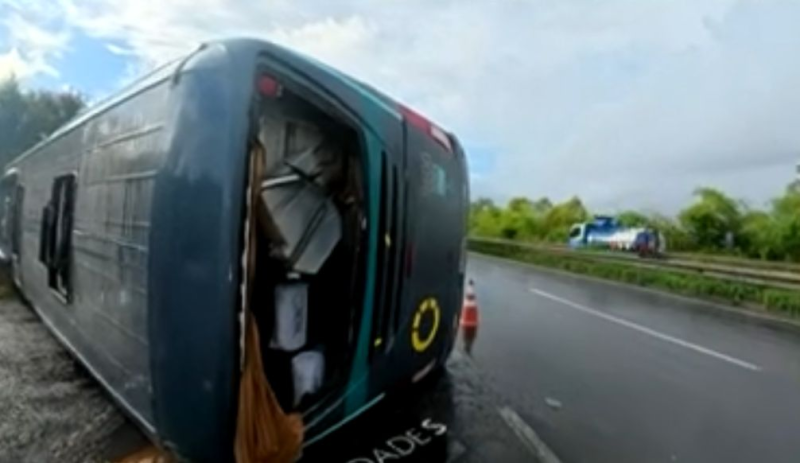Ônibus da Cidade Sol tomba na BR-324 e deixa um morto e passageiros feridos