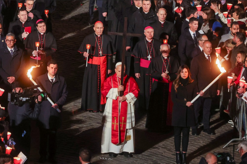 Papa Leão XIV carrega a cruz durante toda a procissão de Via Crucis em Roma, gesto inédito em décadas
