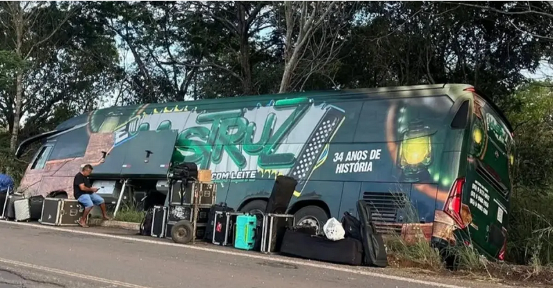 Ônibus da banda Mastruz com Leite sofre acidente na BR-226; vocalistas estavam no veículo