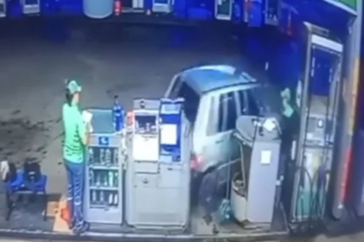 Carro invade área de abastecimento, atinge estrutura e deixa frentista ferida em posto de gasolina na Bahia