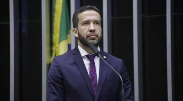 Líder do 'Exército de Lula', André Janones vai parar na UTI com arritmia cardíaca após debate