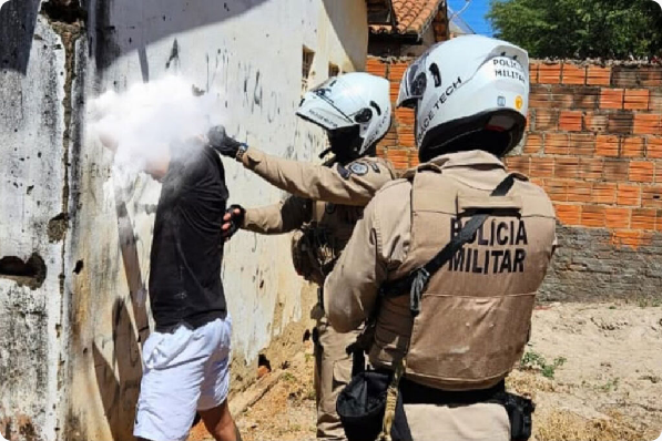 Homem é preso pela PM após fugir de abordagem e pular muros em Brumado