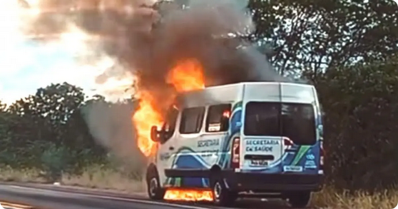 Van de prefeitura de Capim Grosso pega fogo na BR-324; ninguém ficou ferido.