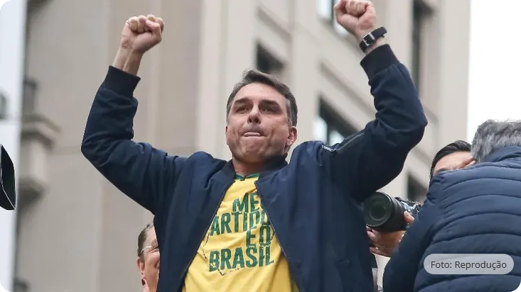 Flávio Bolsonaro faz motocarreata e ato político em Vitória da Conquista nesta quinta