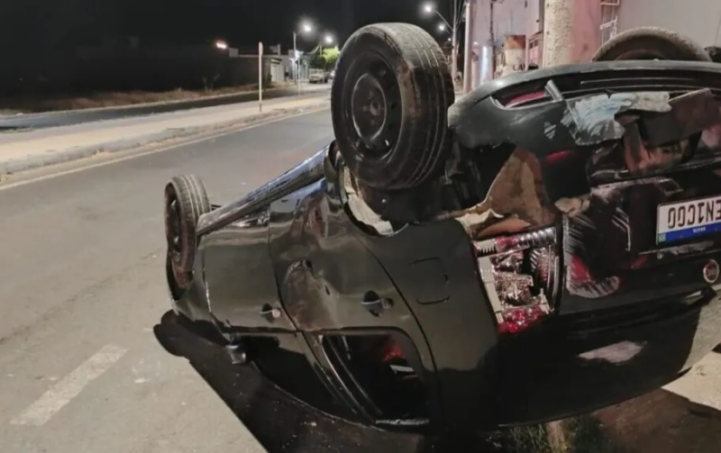 Motorista e passageiro ficam feridos após carro capotar em Guanambi