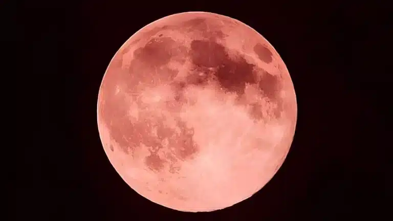 ‘Lua de Morango’: fenômeno encanta espectadores em várias partes do mundo