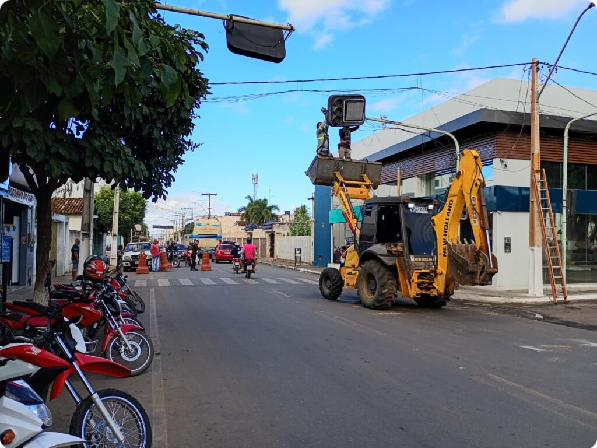 Carga alta de caminhão atinge semáforo e provoca danos no centro de Livramento de Nossa Senhora