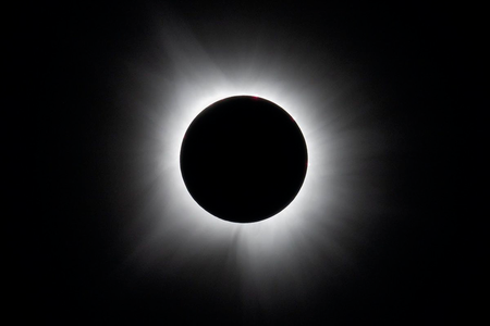 Eclipse solar total ocorre em 12 de agosto; saiba como e onde assistir ao fenômeno.