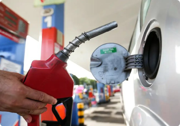 Governo anuncia redução de R$ 0,63 nos tributos da gasolina e subsídio de R$ 1 para diesel