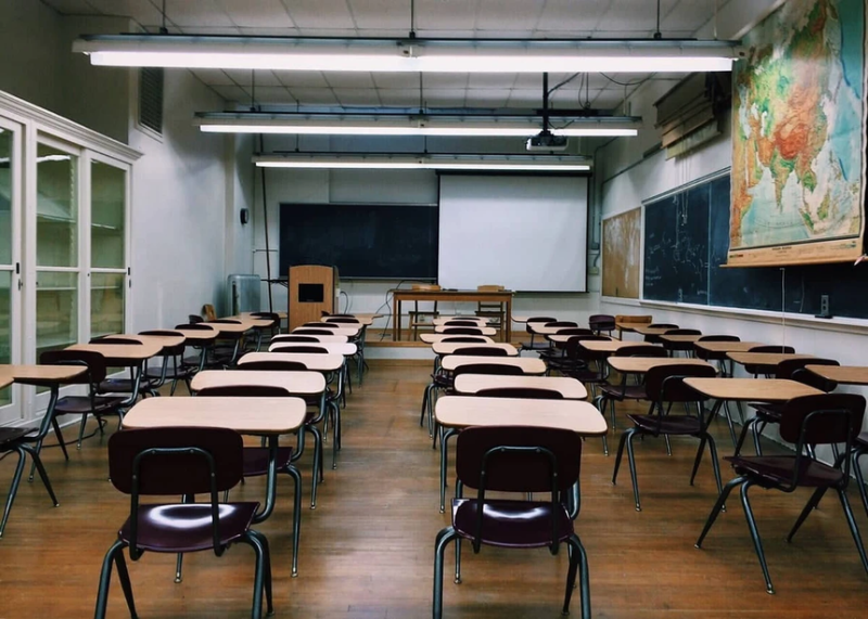 Escola particular é condenada por demitir professora após debate político em sala de aula