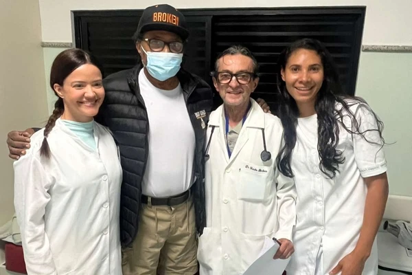 Edson Gomes recebe alta após internação e deixa hospital em Feira de Santana