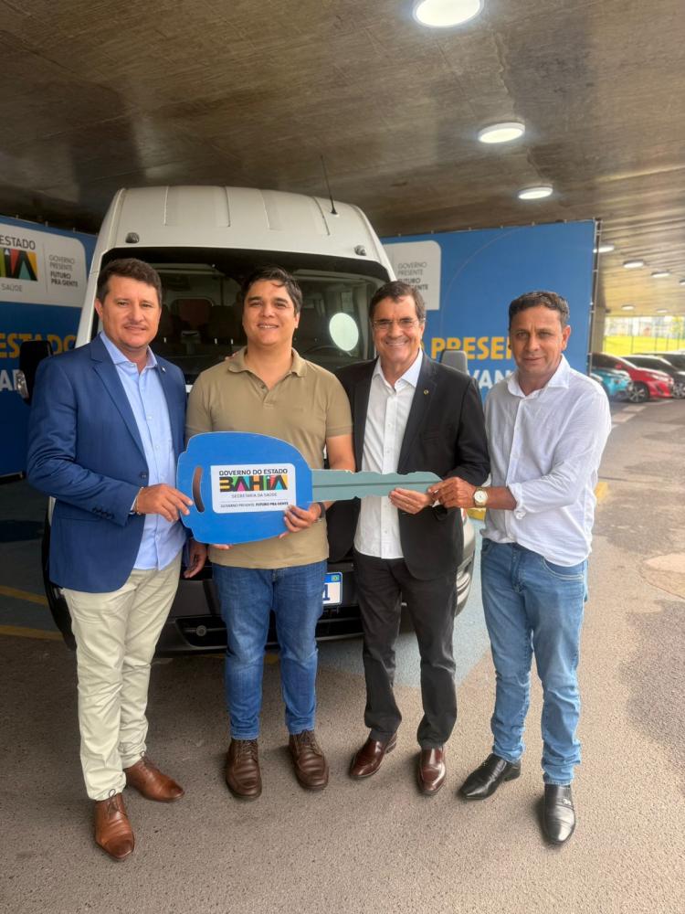Vitor Bonfim entrega van para TFD e reforça investimentos na saúde de Guajeru