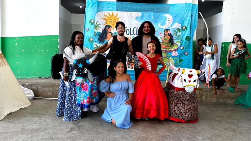 Escola Scheilla Barreto homenageia o Festival de Parintins com os bois Garantido e Caprichoso