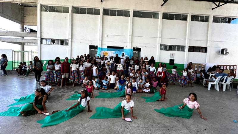 Escola Scheilla Barreto homenageia o Festival de Parintins com os bois Garantido e Caprichoso