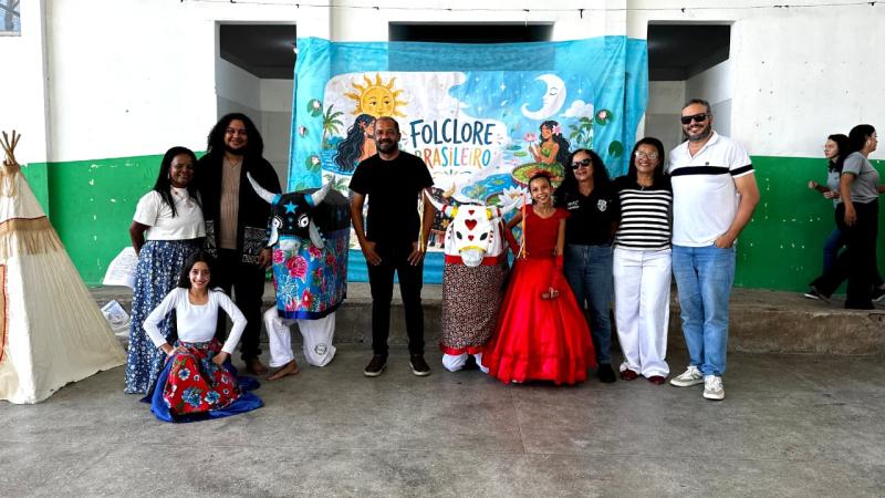 Escola Scheilla Barreto homenageia o Festival de Parintins com os bois Garantido e Caprichoso