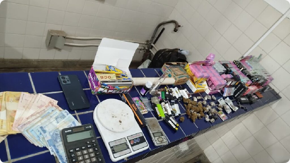 PM apreende drogas, dinheiro e mais de 140 cigarros eletrônicos em Brumado