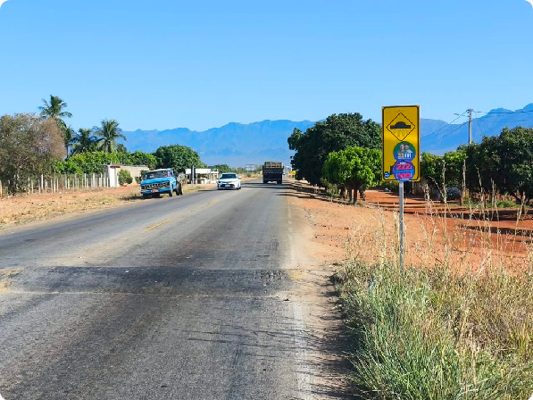 Adesivos de campanha cobrem placas de trânsito em trecho da BA-148, em Livramento de Nossa Senhora