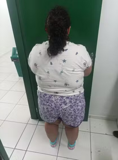 Mulher de 37 anos finge ter 12 e é presa por estelionato um ano após ser adotada por família em SC