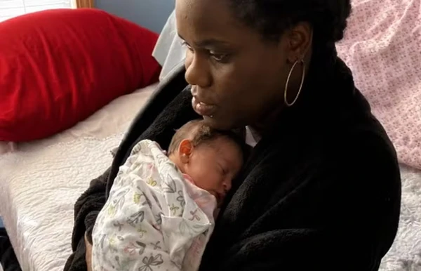 Mulher vai ao hospital achando que tem pedra no rim e sai com bebê: 'Achei que eram gases'