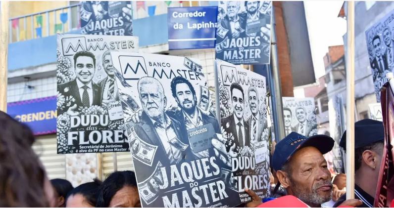 Jaques do Master: Manifestação relaciona Jaques Wagner ao Banco Master durante caminhada do 2 de Julho