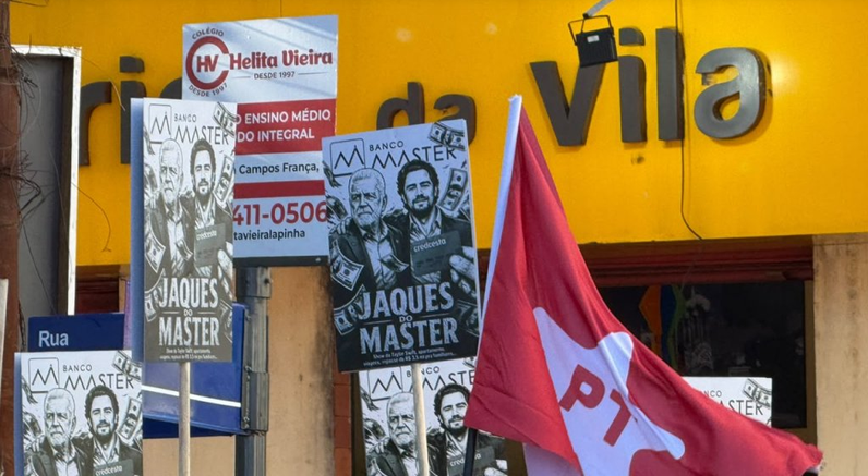 Jaques do Master: Manifestação relaciona Jaques Wagner ao Banco Master durante caminhada do 2 de Julho