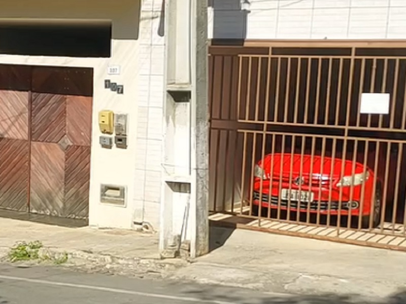 Poste instalado em frente de uma garagem dificulta acesso a residência em Brumado