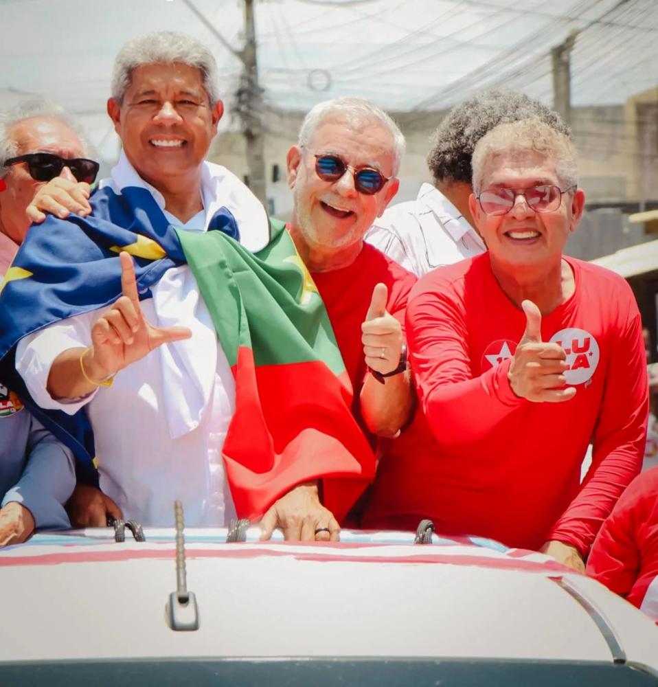 Waldenor e Zé Raimundo comemoram nas ruas de Vitória da Conquista a reeleição histórica de Lula