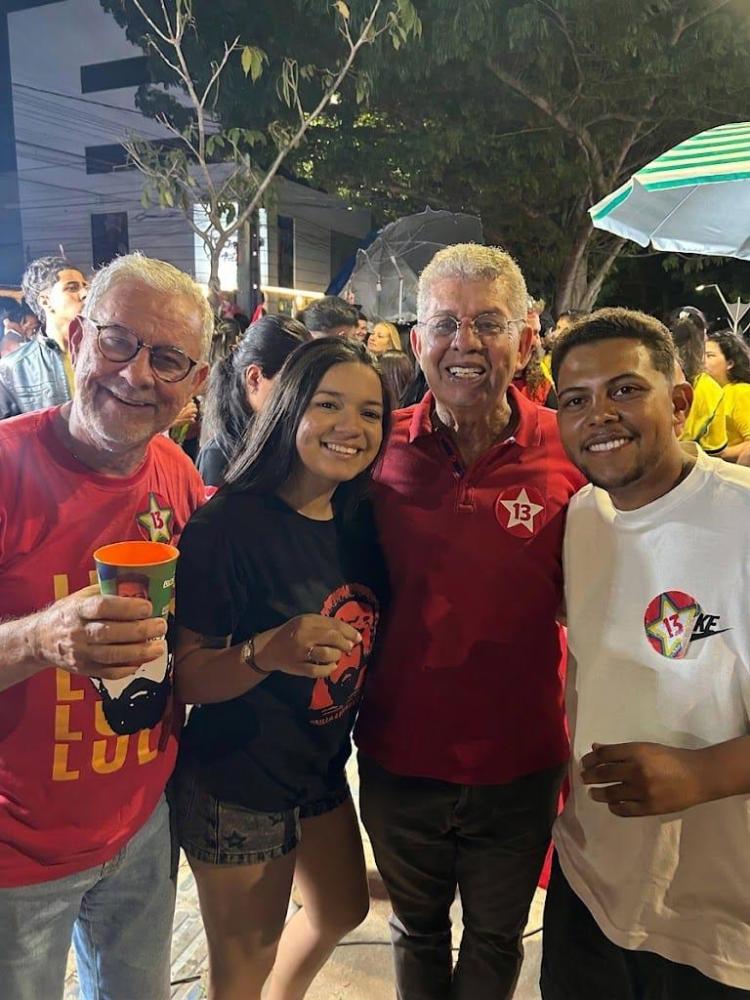 Waldenor e Zé Raimundo comemoram nas ruas de Vitória da Conquista a reeleição histórica de Lula