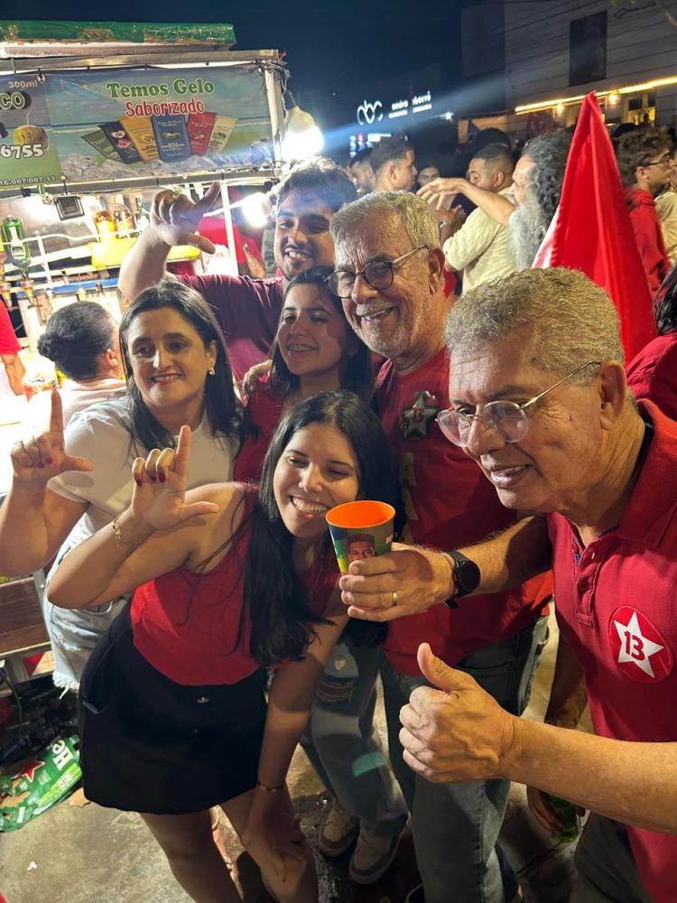 Waldenor e Zé Raimundo comemoram nas ruas de Vitória da Conquista a reeleição histórica de Lula