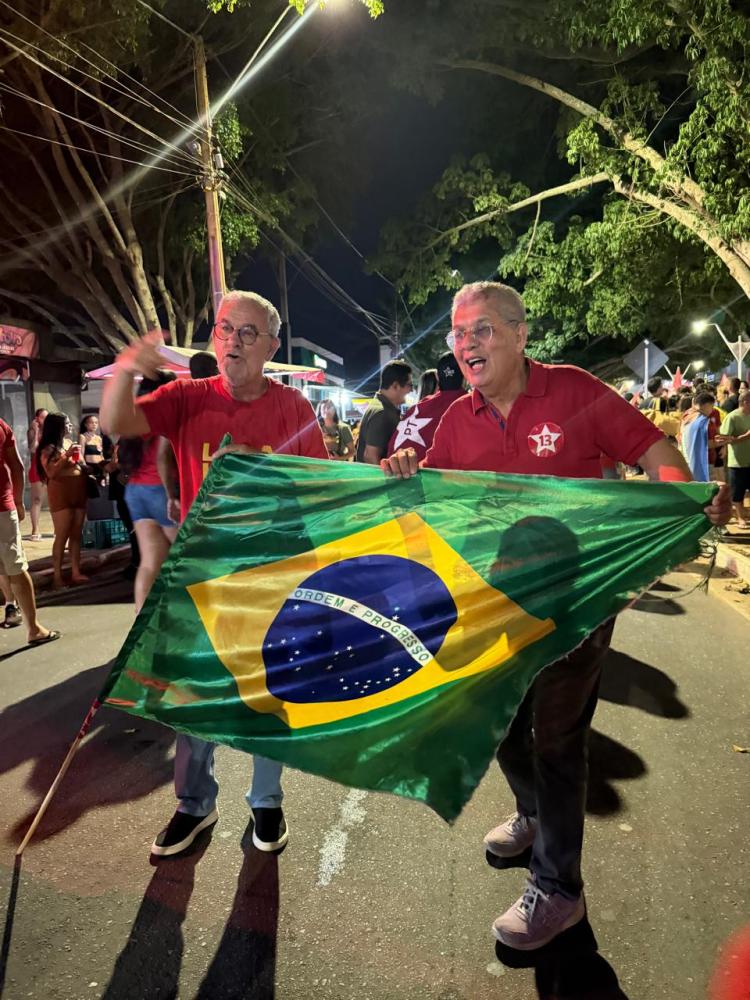 Waldenor e Zé Raimundo comemoram nas ruas de Vitória da Conquista a reeleição histórica de Lula