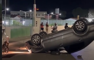 Carro capota na rua do Hospital Municipal de Brumado na madrugada deste sábado (03).