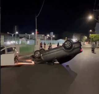 Carro capota na rua do Hospital Municipal de Brumado na madrugada deste sábado (03).