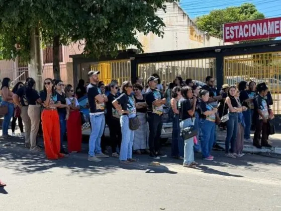 Professores paralisam atividades e fazem protesto por reajuste salarial em Vitória da Conquista