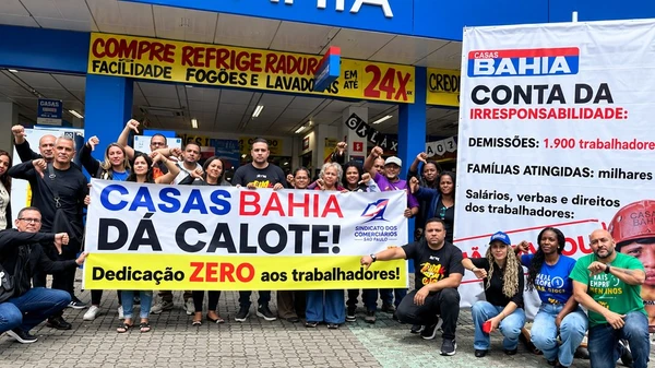 Ex-funcionários das Casas Bahia queimam uniformes em protesto e denunciam atraso em pagamentos