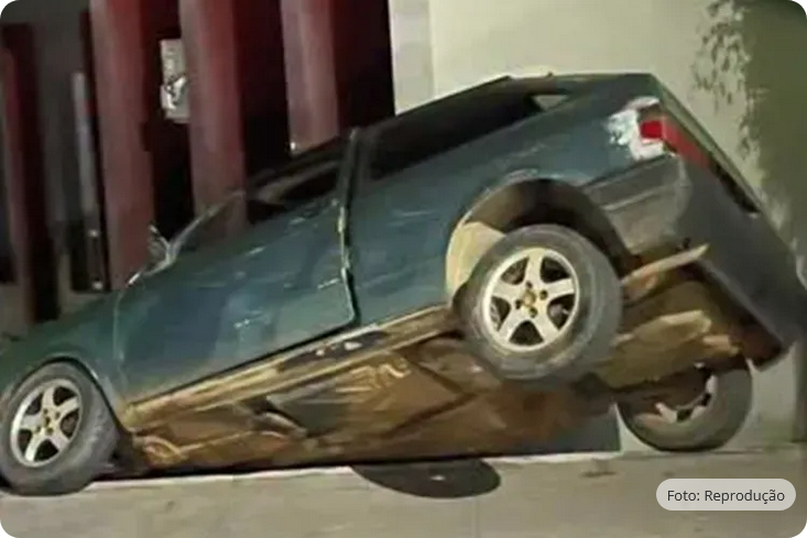 Acidente inusitado deixa carro pendurado ao lado da Prefeitura de Igaporã