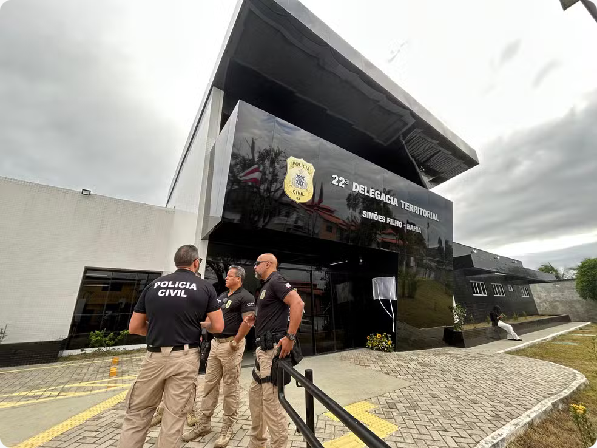 Dupla é presa suspeita de extorquir provedores de internet na Bahia; grupo movimentava mais de R$ 100 mil por mês
