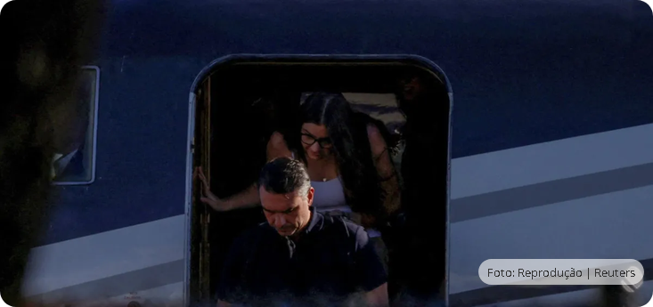 Avião com Flávio Bolsonaro e família pousa em Miami