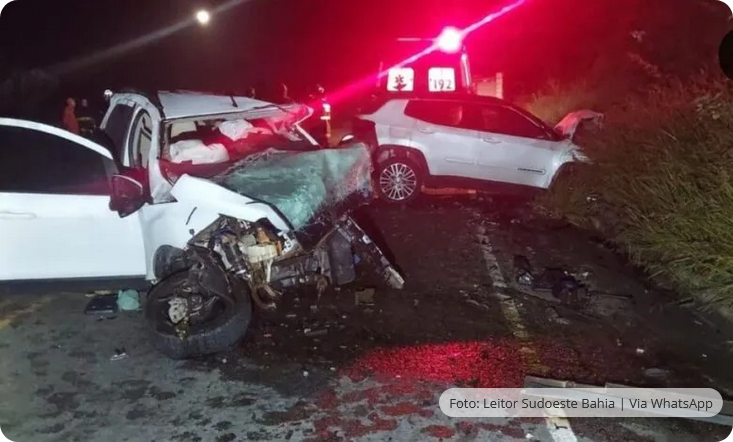 Acidente com cinco veículos deixa duas pessoas mortas na BA-026
