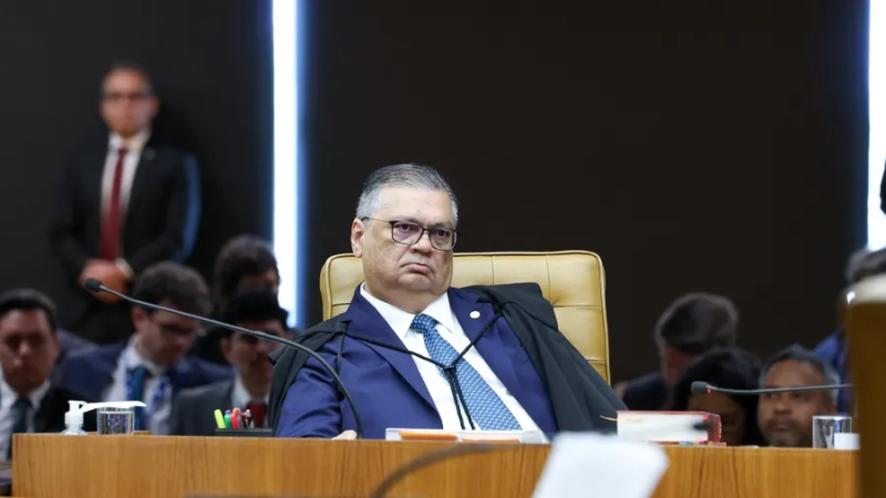 Dino deu tiro no pé de Lula ao adiar decisão sobre Moraes