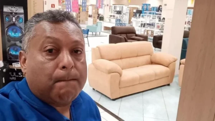 Após 21 anos de Casas Bahia, funcionário é demitido e chora em despedida emocionada: 'Não é fácil'